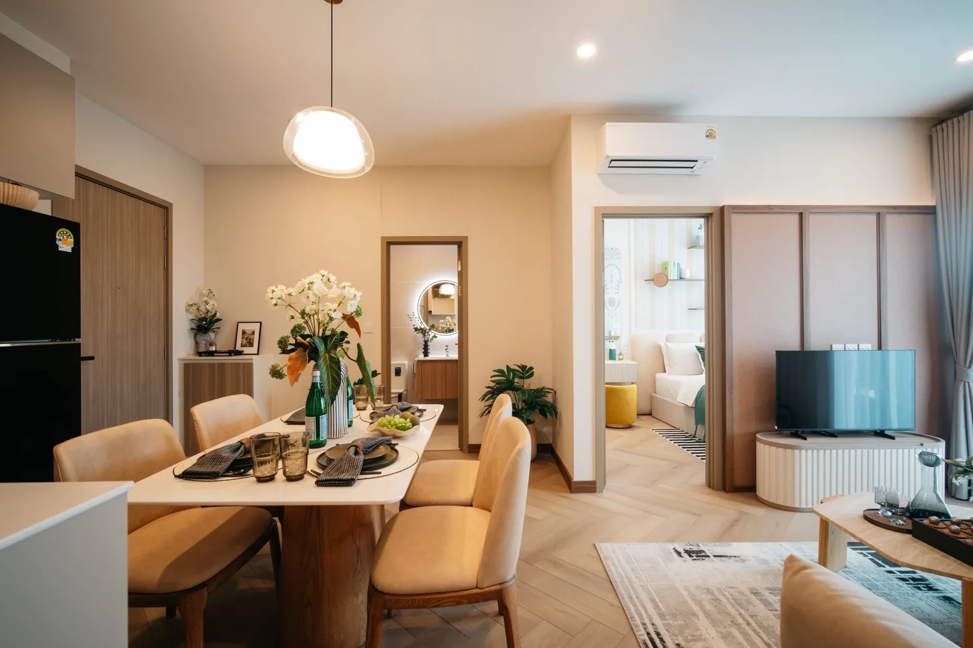 The Title Balcony: two-bedroom dining area